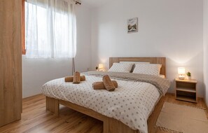 3 bedrooms, travel cot, free WiFi, bed sheets - Gorgeous home in Gracac with kitchen (Gracac)