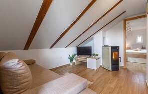 3 bedrooms, travel cot, free WiFi, bed sheets - Luxurious home in Gracac with sauna (Gracac)