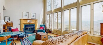 Dog-friendly house w/ gorgeous mountain views, deck & hot tub