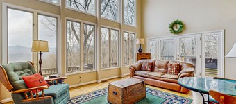 Dog-friendly house w/ gorgeous mountain views, deck & hot tub