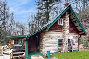 Terrace/patio - Historic, private log cabin w/ deck, fireplace & wood stove - one dog OK (Sylva)