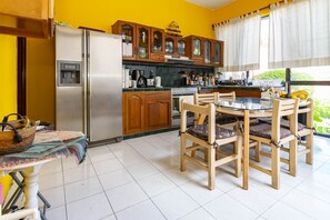 KĂŒhlschrank, Mikrowelle, Herdplatte, Kochgeschirr/Geschirr/Besteck
