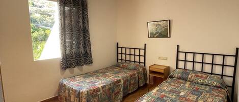 1 habitación y tabla de planchar con plancha