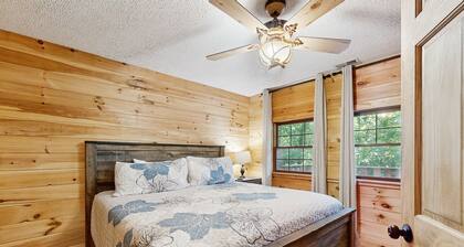 Maalaismainen mökki kannella, piknikpöytä ja kylpytynnyri - virkistyshuone kellarissa!