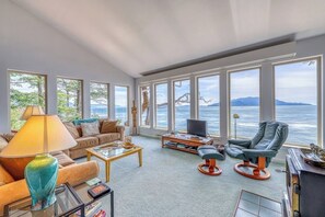 TV, fireplace, DVD player