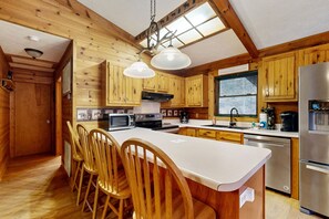 Een koelkast, een magnetron, een oven, een kookplaat