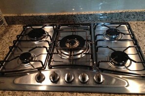 Refrigerador, microondas, horno, utensilios de cocina