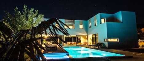 Utomhuspool och uppvärmd pool