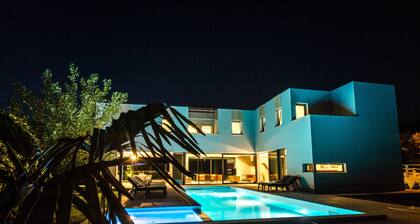 LUXURY 7 BEDROOM VILLA WITH PRIVATE POOL,TENNIS COURT,GYM AND SPA