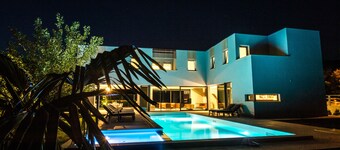 LUXUS 7 SCHLAFZIMMERVILLA MIT PRIVATEM POOL, TENNISPLATZ, GYM UND SPA