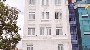 A white building with a sign reading "TUONG VI HOTEL" at the top.