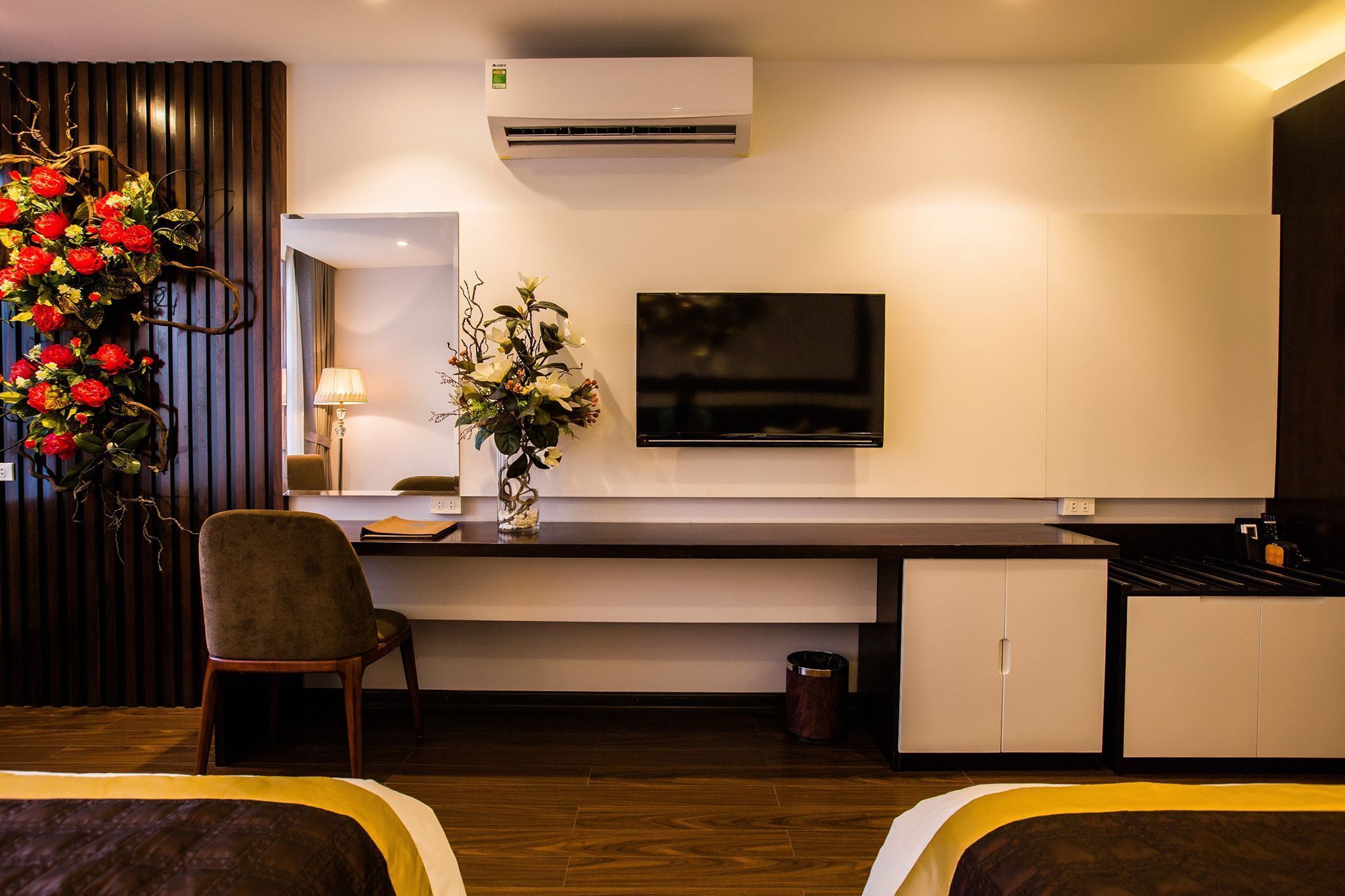 family room | minibar, in-room safe, desk, free wifi