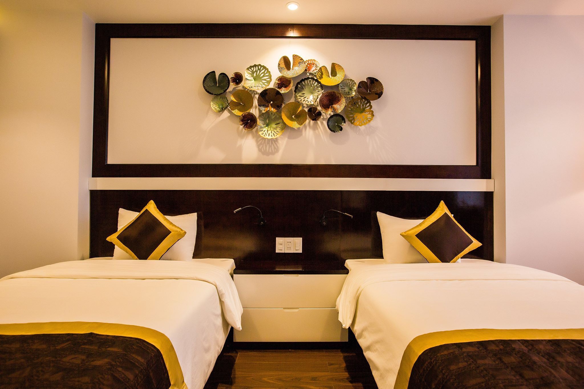 family room | minibar, in-room safe, desk, free wifi