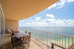 Outdoor dining - Spacious Kid-Friendly! Retreat Phoenix Orange Beach 1902 (Orange Beach)