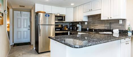 Een koelkast, een magnetron, een oven, een kookplaat