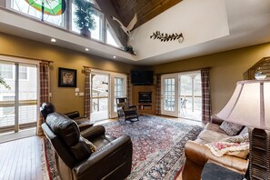 Televisión y chimenea 