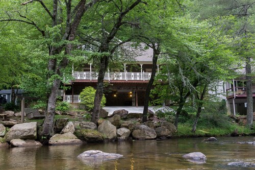 Riverfront home w/ fireplace, porch, outdoor firepit, grill and picnic table