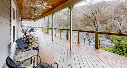 Riverfront casa w / chimenea, porche - fogón al aire libre!