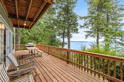 Waterfront cabin with hot tub, WiFi, deck, & wildlife views - dog-friendly