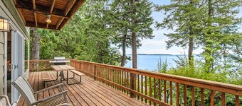 Waterfront cabin with hot tub, WiFi, deck, & wildlife views - dog-friendly