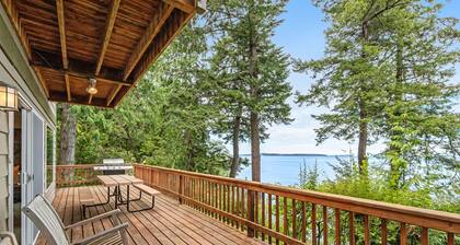 Waterfront cabin with hot tub, WiFi, deck, & wildlife views - dog-friendly