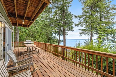Waterfront cabin with hot tub, WiFi, deck, & wildlife views - dog-friendly