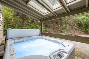 Outdoor spa tub - Waterfront cabin with hot tub, WiFi, deck, & wildlife views - dog-friendly (Eastsound)