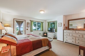 3 bedrooms, iron/ironing board, internet, bed sheets