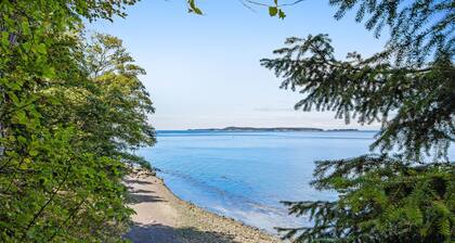 Waterfront cabin with hot tub, WiFi, deck, & wildlife views - dog-friendly