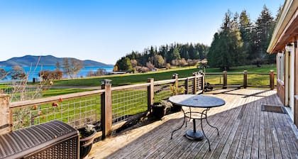 Beachfront cottage on Buoy Bay w/ beach access & boat moor