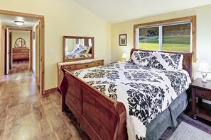 2 bedrooms, iron/ironing board, free Internet, bed sheets