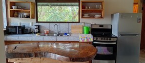 Een koelkast, een microgolfoven, een oven, een kookplaat