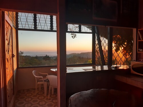 MONTEVERDE - Comfy, well-equipped  Cottage in woods with view!