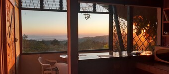 MONTEVERDE - Comfy, well-equipped  Cottage in woods with view!