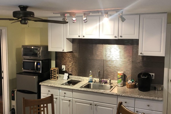 Frigorífico, microondas, horno y placa de cocina