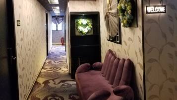 Coin salon dans le hall