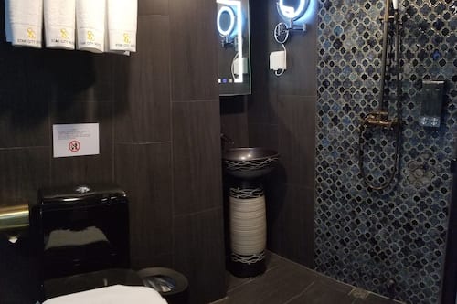 Deluxe Quadruple Room | Bathroom | Deep soaking tub, rainfall showerhead, free toiletries, hair dryer