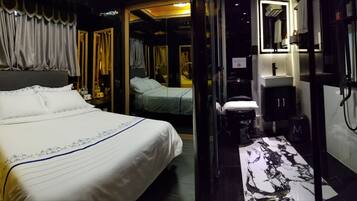 Design Double Room, City View | Individually decorated, individually furnished, blackout drapes