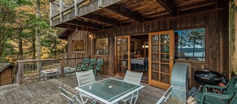 Waterfront home with private deck, WiFi, W/D & spectacular views