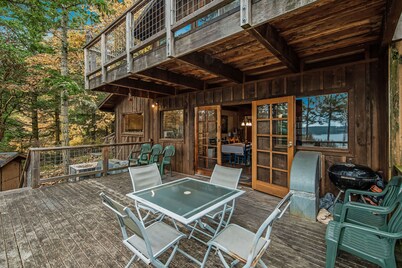 Waterfront home with private deck, WiFi, W/D & spectacular views
