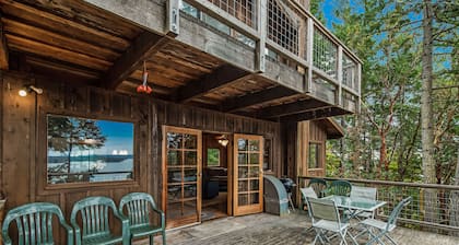 Waterfront home with private deck, WiFi, W/D & spectacular views
