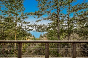 Property grounds - Waterfront home with private deck, WiFi, W/D & spectacular views (Orcas)