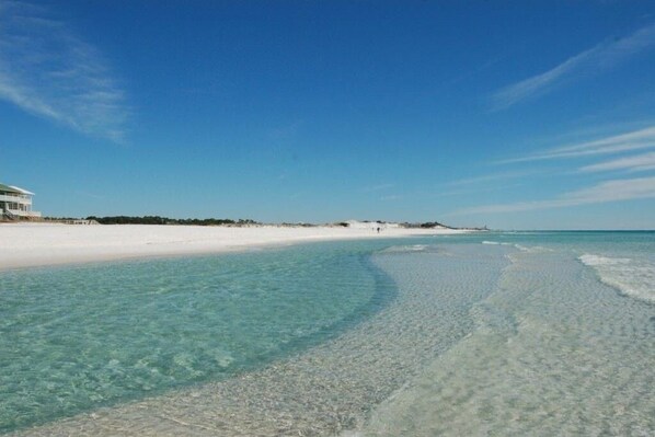 Beach nearby, sun-loungers, beach towels - Peaceful Easy Living, -- just 3 blocks to the beach and a short walk to Seaside. (Santa Rosa Beach)