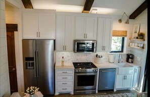 雪櫃、微波爐、焗爐、爐具