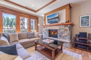 Een televisie en een open haard