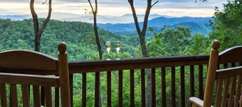 Cedar log home paradise w/ mountain views - billiards and foosball