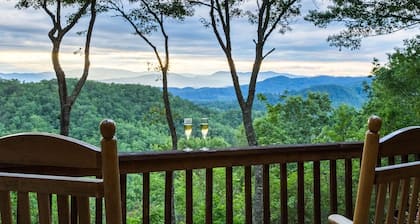 Cedar log home paradise w/ mountain views - billiards and foosball