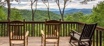 Cedar log home paradise w/ mountain views - billiards and foosball