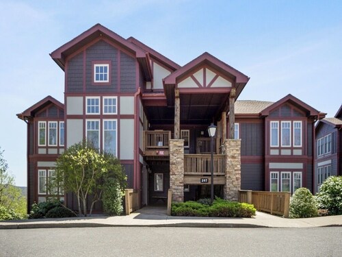 Grand Oaks RP2- Mountain Condo, Gated Resort, Indoor/Outdoor Pools & Hot Tub