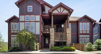 Grand Oaks RP2- Mountain Condo, Gated Resort, Indoor/Outdoor Pools & Hot Tub
